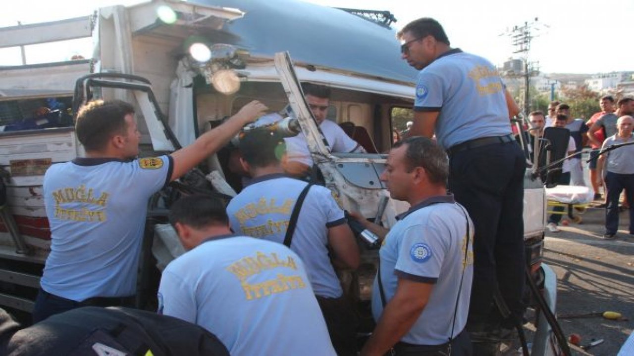 Kamyonette sıkışan genç güçlükle çıkarıldı