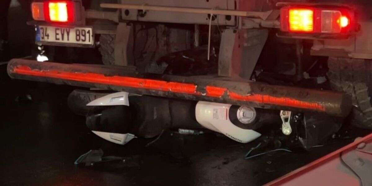 Seyir Halindeki Motosiklet, Temizlik Aracının Altına Girdi: 2 Ölü