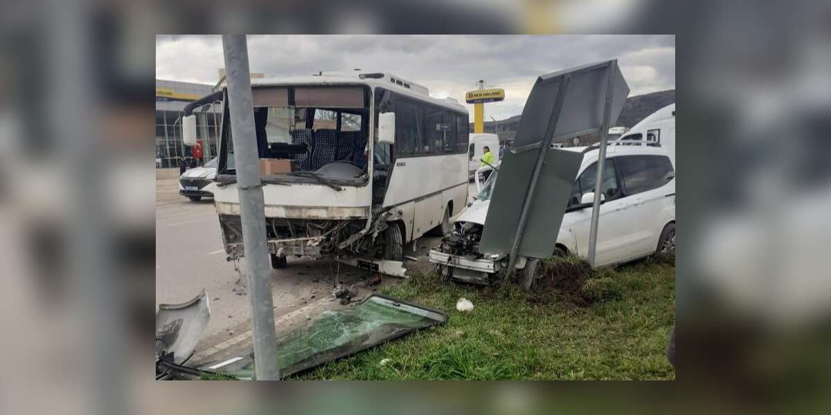 Midibüs İle Kamyonet Çarpıştı: 6 Yaralı