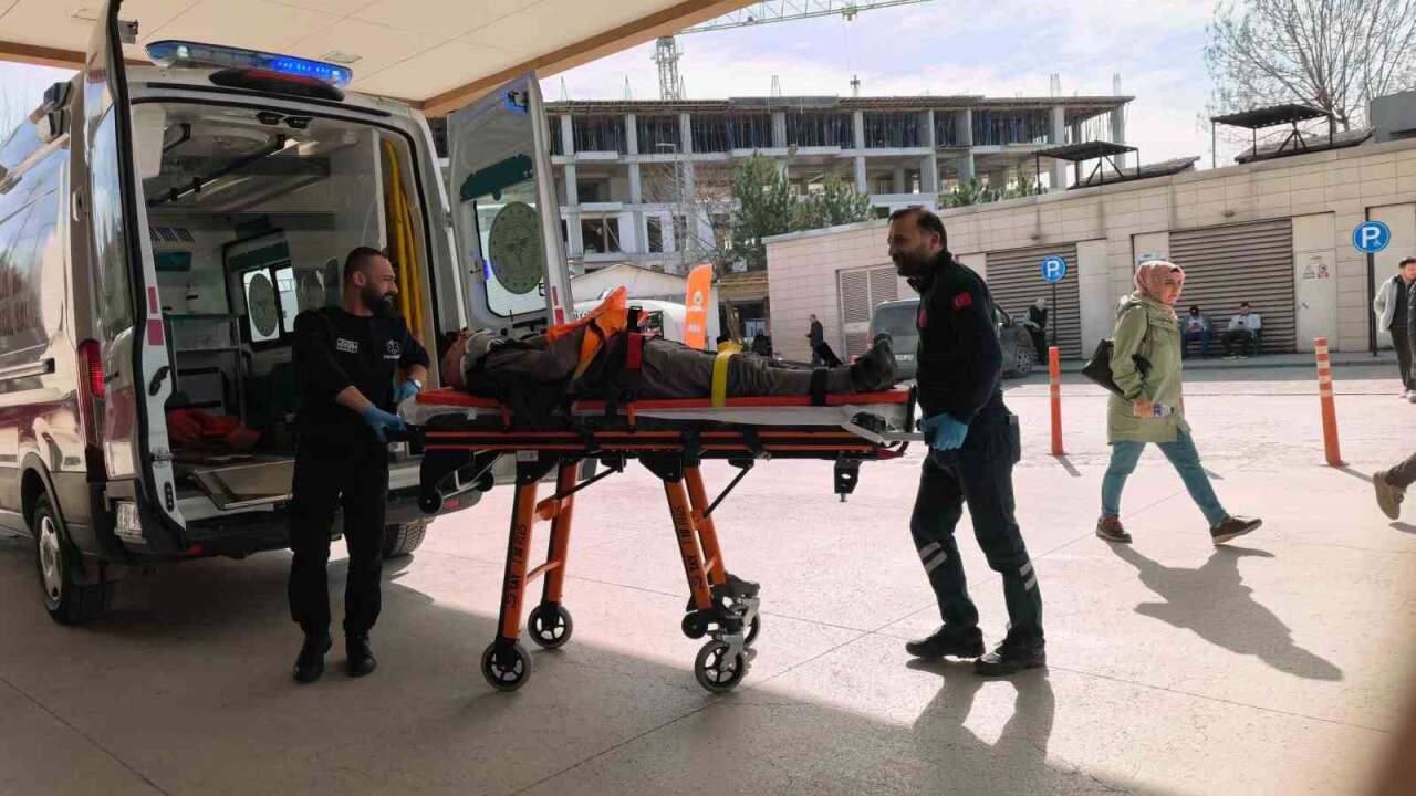 Ceviz Ağacından Düşen 69 Yaşındaki Adam Ağır Yaralandı