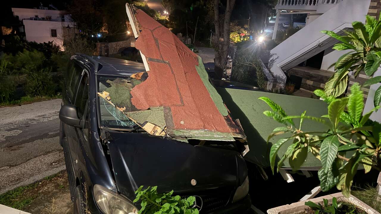 Muğla’da Şiddetli Rüzgar Garaj Sundurmasını Yıktı: 2 Araç Zarar Gördü