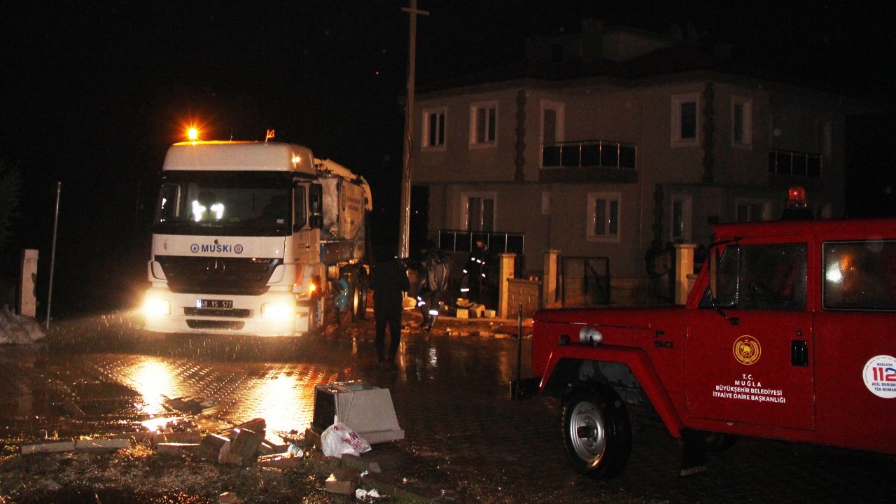 Sağanak yağış sonrası bodrum katları su bastı