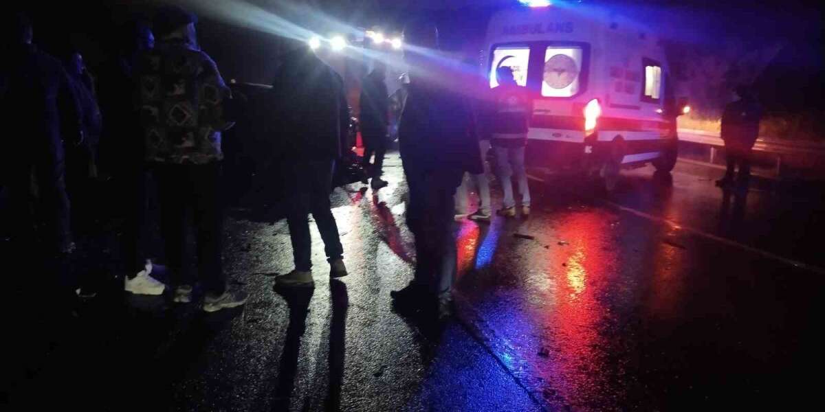İki Araç Kafa Kafaya Çarpıştı: 1 Ölü, Çok Sayıda Yaralı
