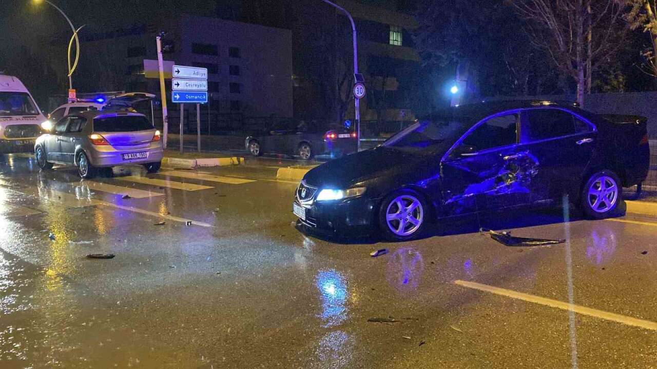 İki Otomobil Çarpıştı: Anne ve Oğlu Yaralandı