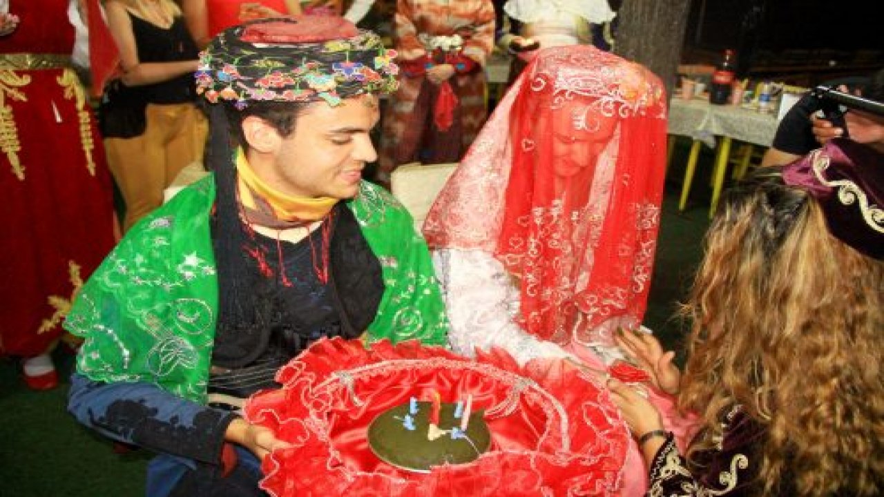 Türkçe öğrenen öğrencilere Türk kınası