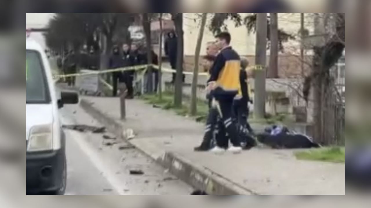 Yolun Karşısına Geçen Anne ve Kızına Otomobil Çarptı: 1 Ölü, 2 Yaralı