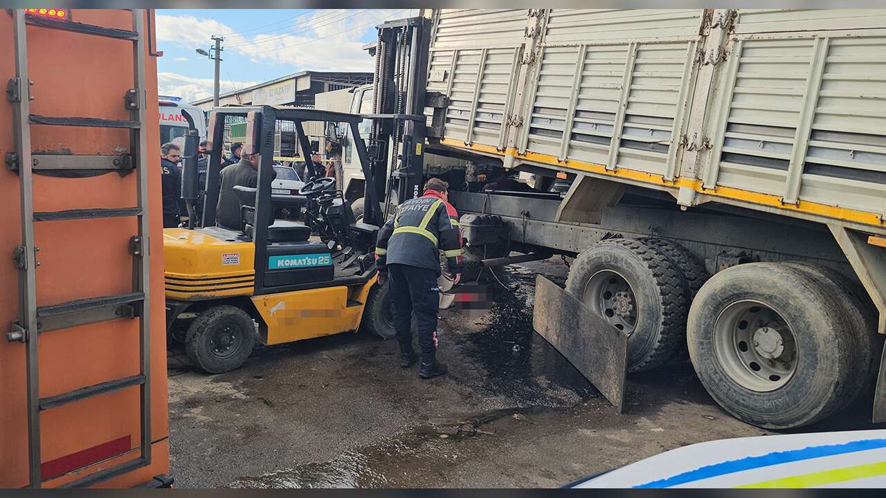 Tamir Ettikleri Kamyonun Kasası Üzerlerine Düştü: 2 Ölü, 1 Yaralı