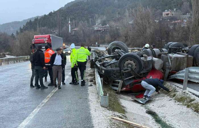 Kaza F*cia ile Sonuçlandı: Tırın Altında Sürücü Öldü