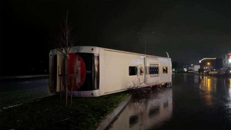 Yolcu Otobüsü Devrildi: 7 Kişi Hastaneye Kaldırıldı