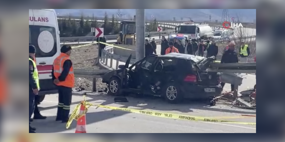 Otomobil Bariyerlere Saplandı: Anne Ve Baba Öldü, Kız Çocukları Yaralandı