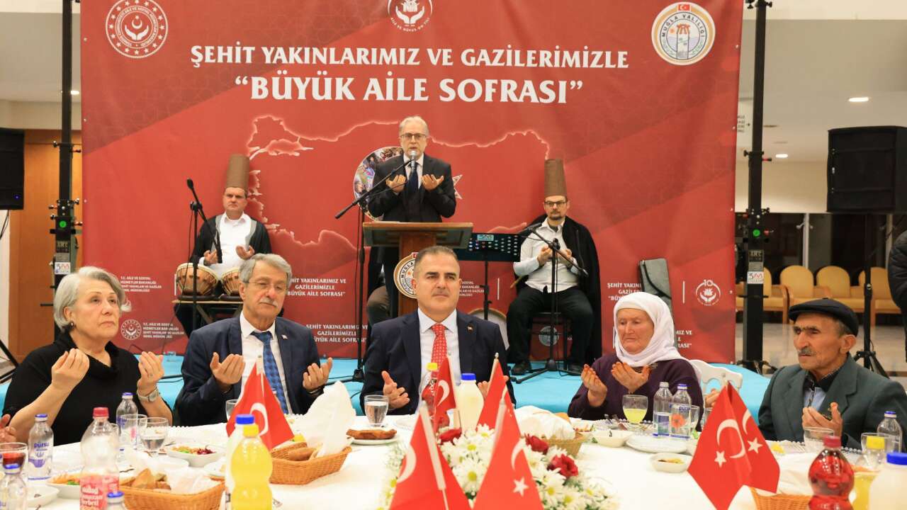 Muğla Valisi Dr. İdris Akbıyık Şehit Yakınları ve Gazilerle İftarda Bir Araya Geldi.