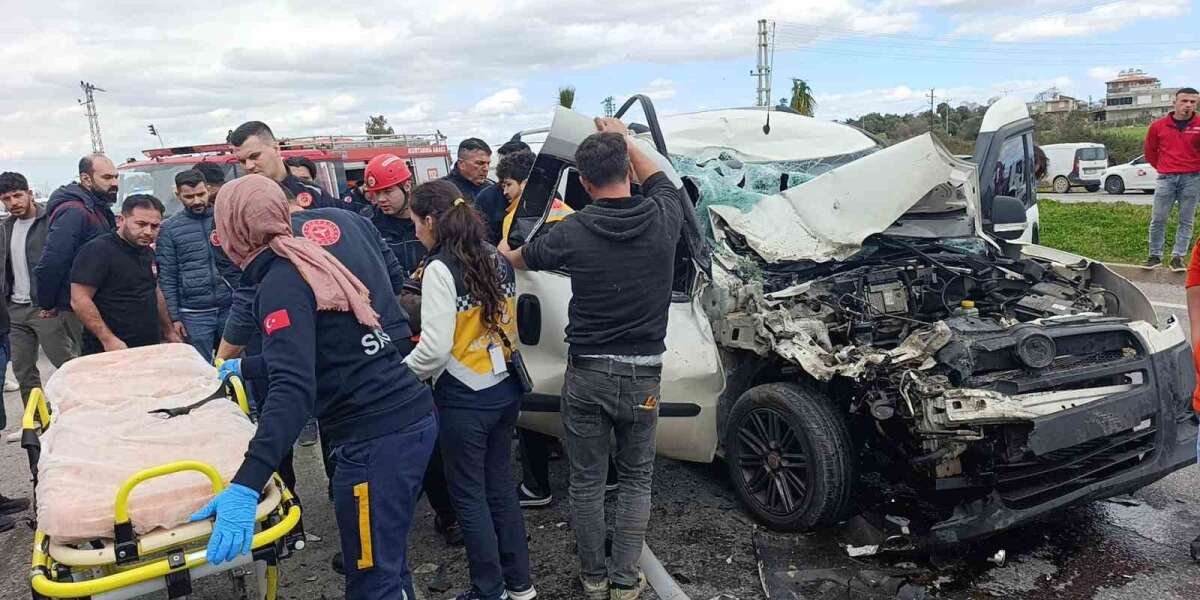 Hafif Ticari Aracın Çarptığı Midibüs Devrildi: Çok Sayıda Yaralı