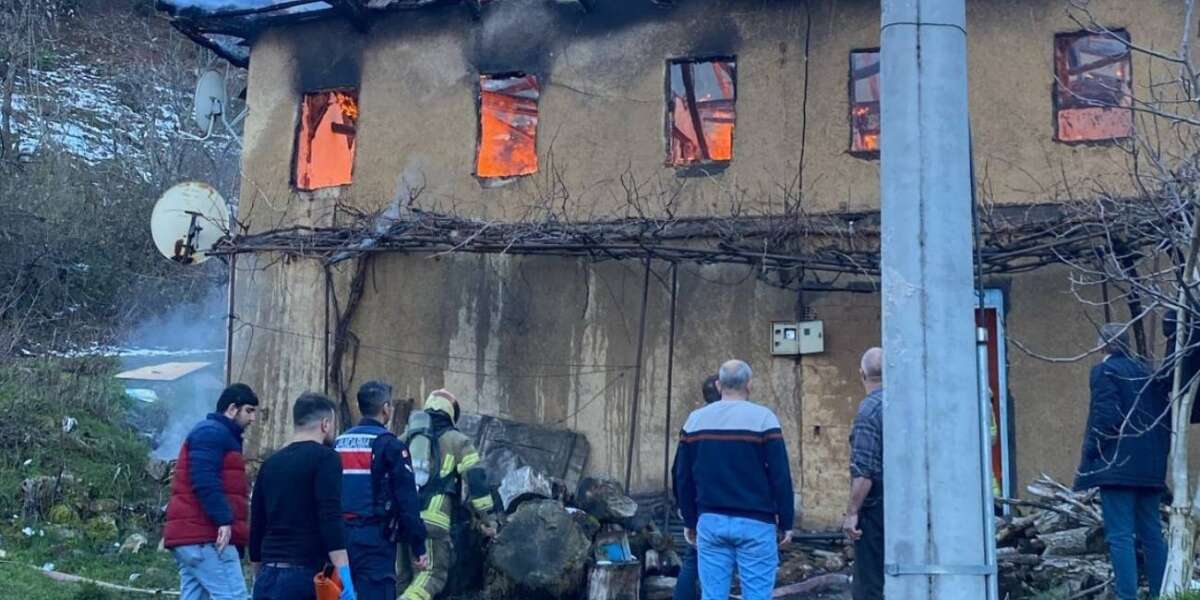 Yaşlı Kadın Evinde Çıkan Yangında Hayatını Kaybetti