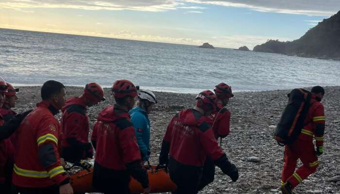 Kabak Koyu'nda Kayalıklardan Düşen Genç Kurtarıldı