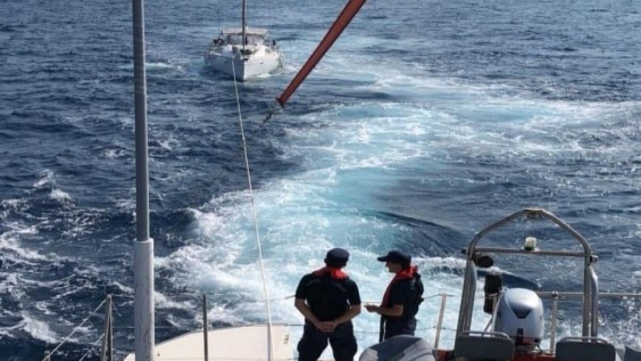 Sürüklenen teknede ki 4 kişiyi Sahil Güvenlik ekipleri kurtardı