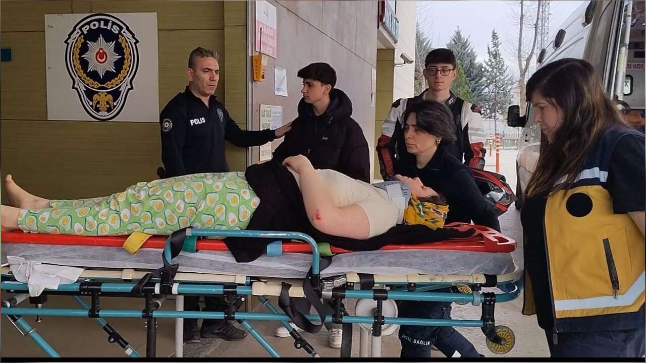 İftara Dakikalar Kala Kapıyı Kırarak Eve Giren Eşinden Kaçan Kadın Balkondan Atladı