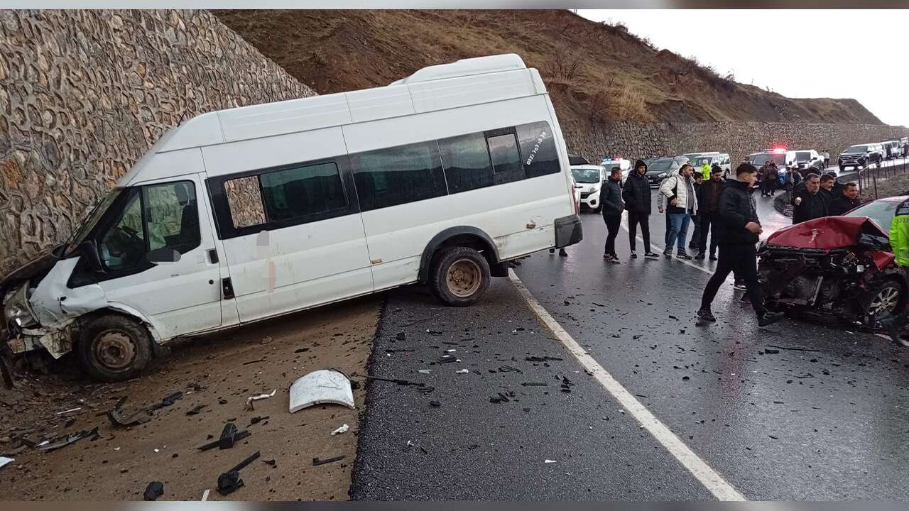 Öğrenci Servisi İle Otomobil Çarpıştı: 9’u Öğrenci 12 Yaralı Var