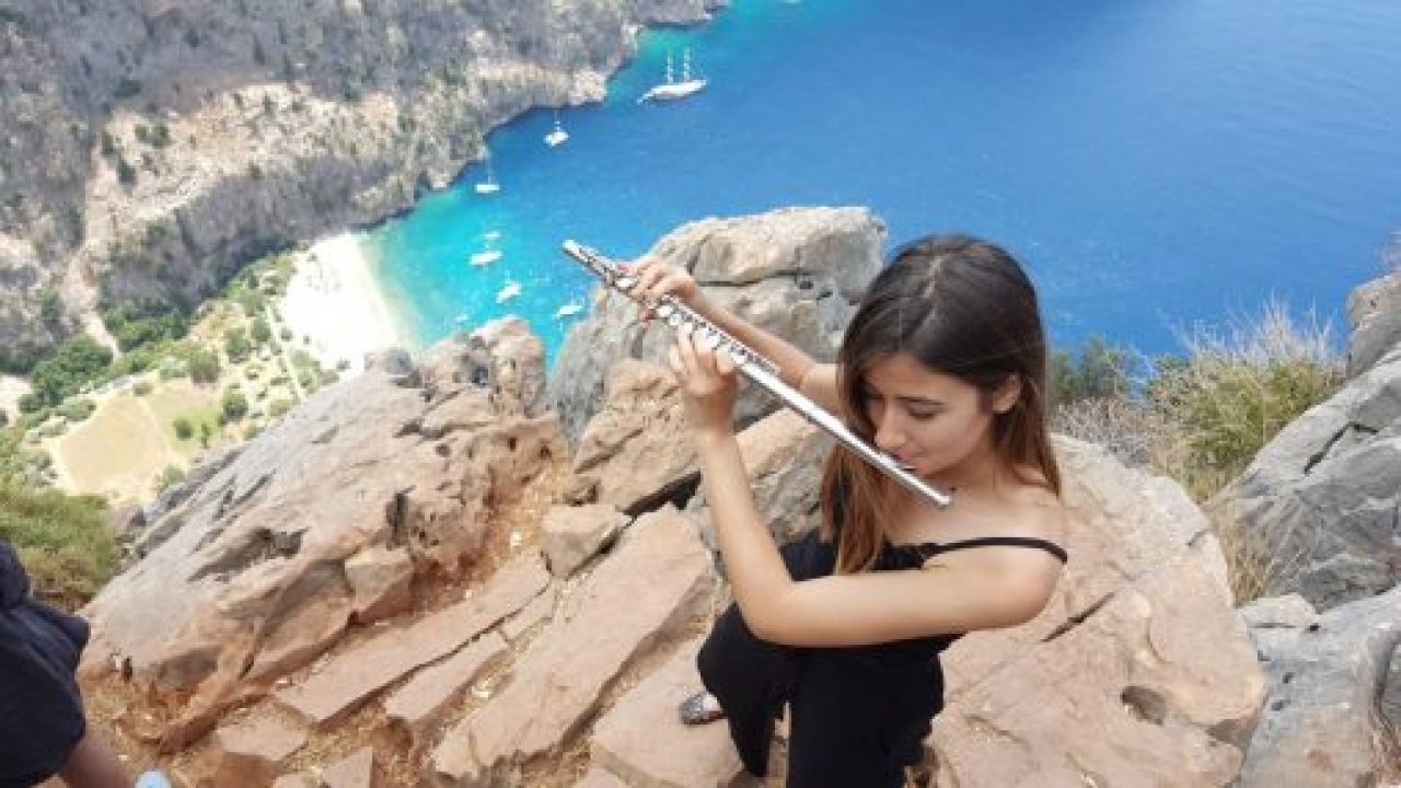 Ölüme meydan okuyarak fotoğraf çektiriyorlar