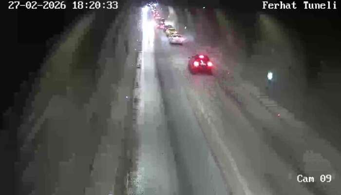 Tünelde Otomobiller Kafa Kafaya Çarpıştı