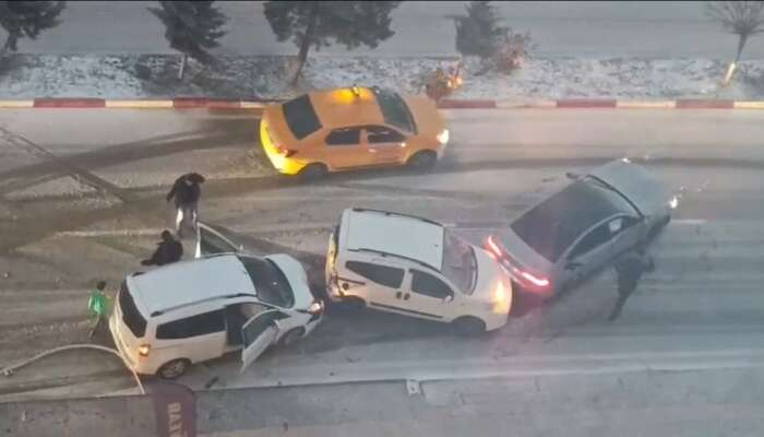 Kar Yağışı Kazayı Getirdi: 6 Araç Birbirine Girdi