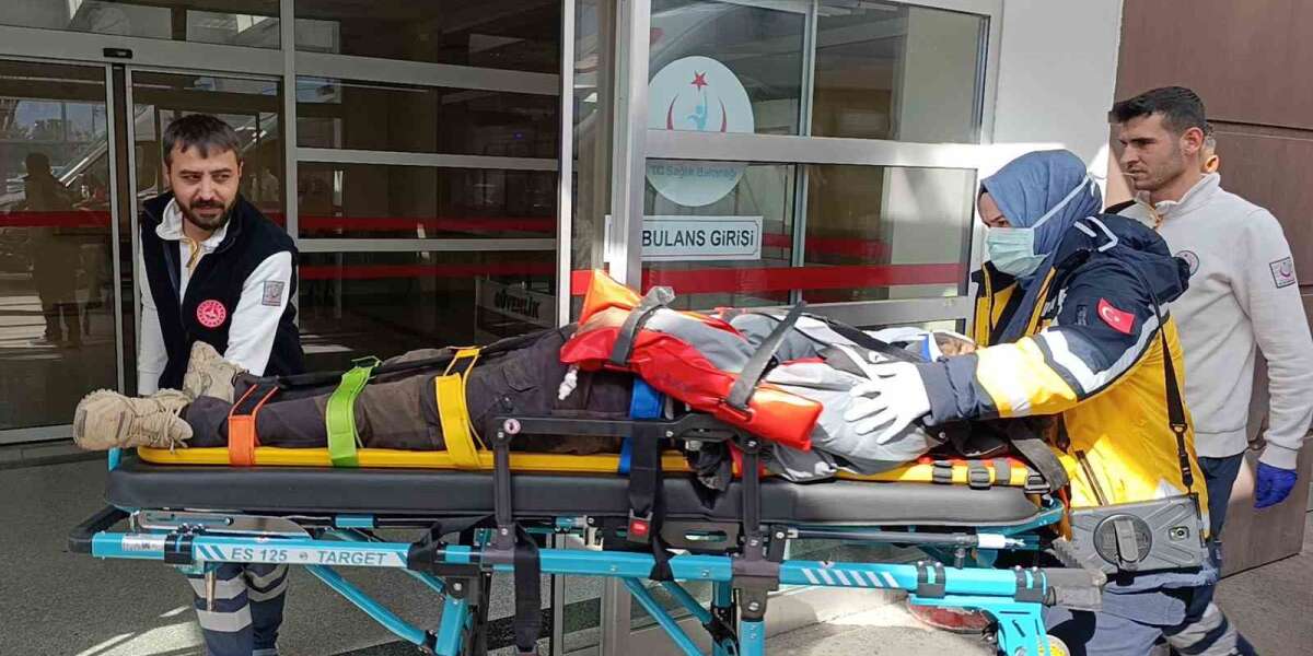 Otomobil Reklam Direğine Çarptı: 3 Yaralı