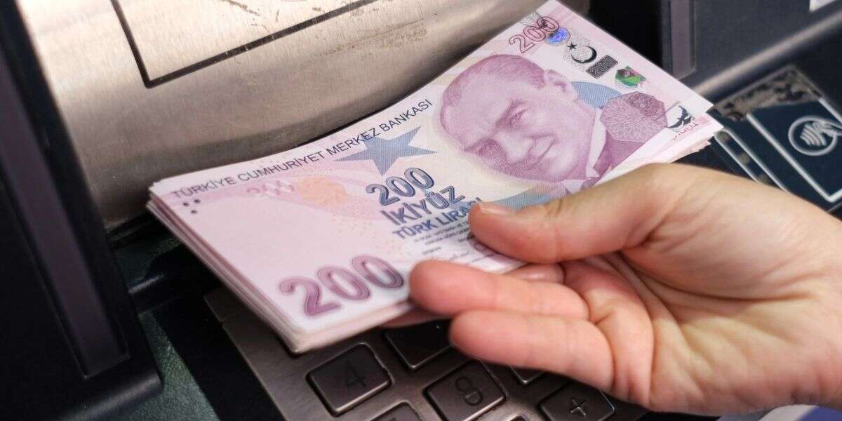 SGK Duyurdu: Bu Kişilerin Emekli Maaşına Nisanda Ek Zam Yapılacak