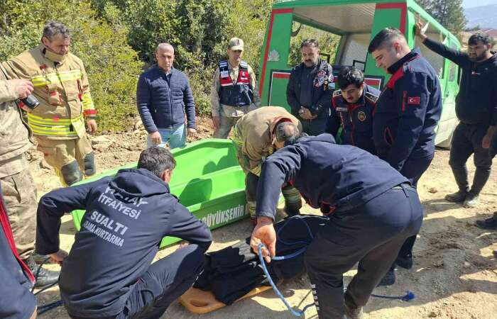 Kamyon Uçuruma Yuvarlandı: Sürücü Öldü