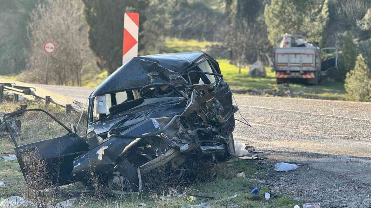 Kamyon ile Otomobil Çarpıştı: 1 Ölü, 5 Yaralı