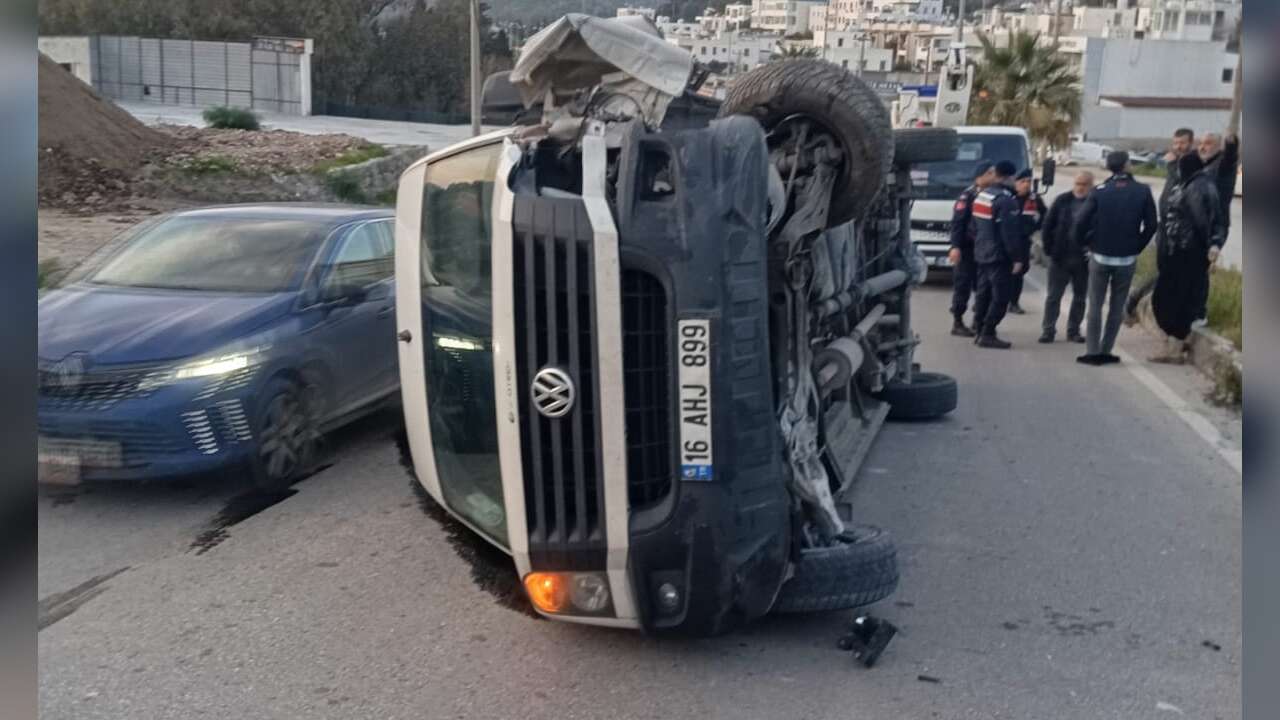 Muğla'da Direğe Çarpan Kamyonet Yan Yattı