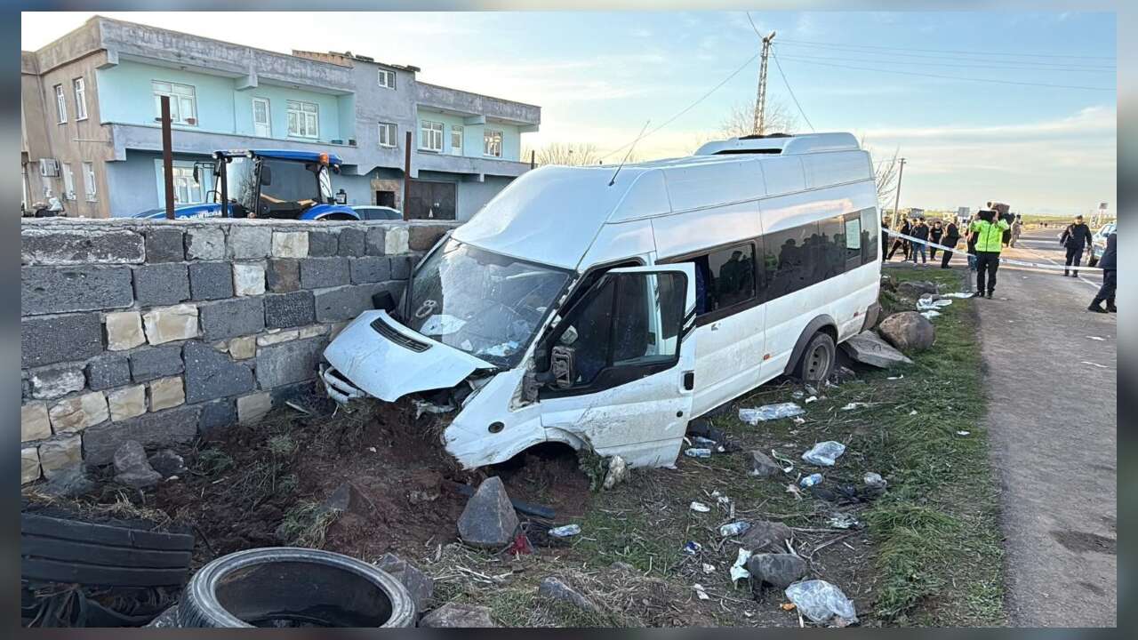 İşçi Minibüsü Duvara Çarptı: 12 Yaralı