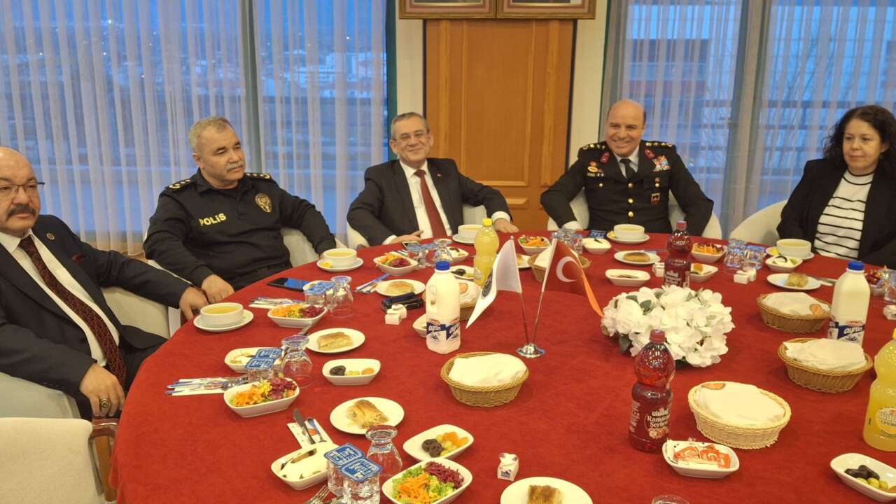 EMŞAV’dan Görkemli İftar Yemeği