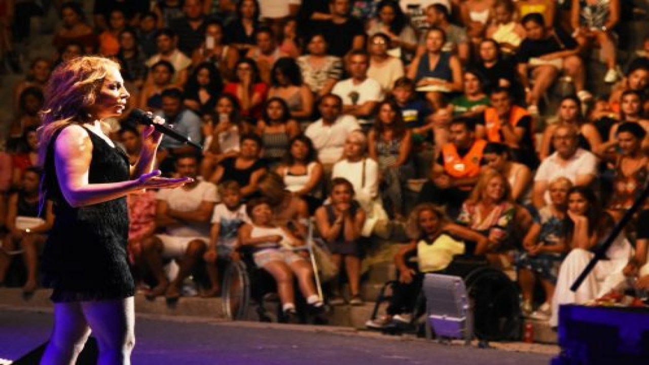 Konseri biten Sertap Erener şarkı söylemeye devam etti