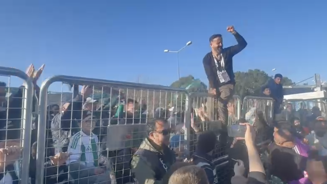 Seyircisiz Maçta Büyük Coşku: Muğlaspor Taraftarı Tel Örgüler Ardında Takımıyla Kutladı