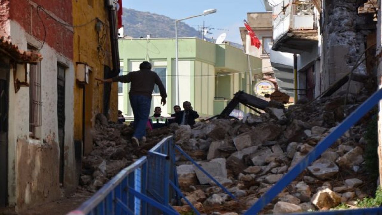 Dayanacak gücü kalmayan tarihi bina yıkıldı