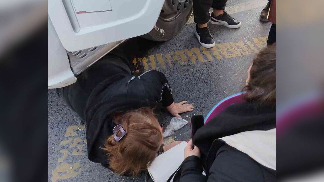 Yolun Karşısına Geçmeye Çalışan Kadına Tır Çarptı