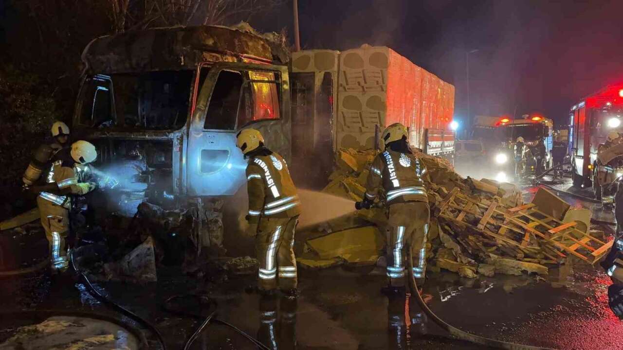 Seyir Halindeki Taş Yünü Yüklü Tır Alev Aldı