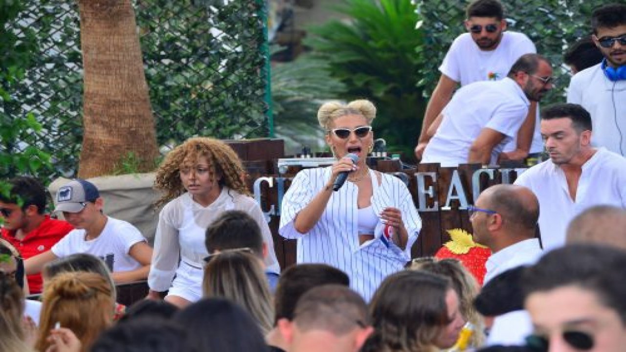 İrem Derici'nin ezan hassasiyeti