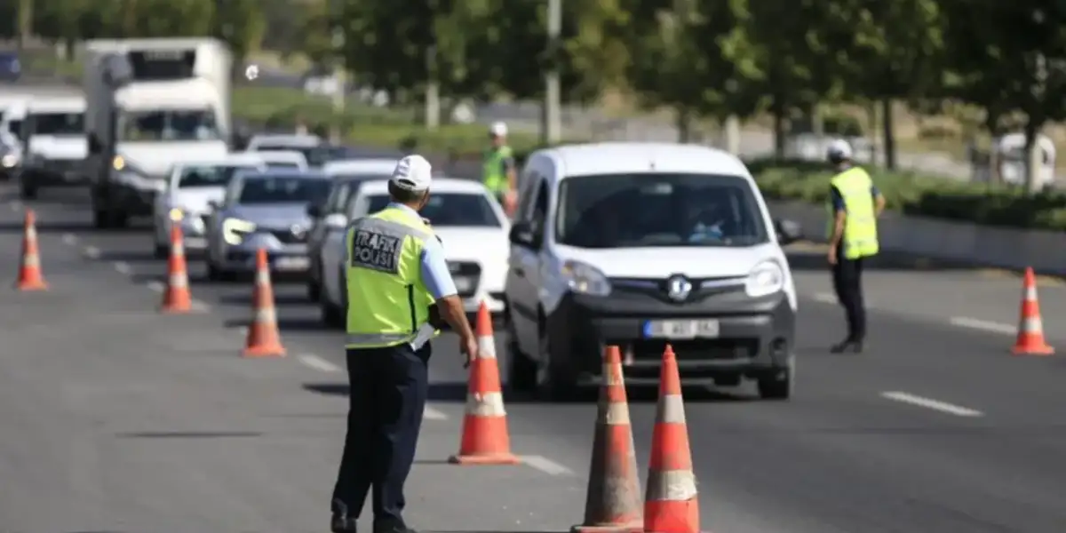 Hız İhlallerinde Yeni Dönem Başladı: Kilometre Başına Ceza Yağacak, Ehliyete El Koyma Süreleri Uzatıldı