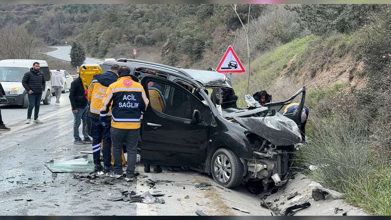 Ticari Araç İle Kamyon Çarpıştı: 1 *lü, 2 Yaralı