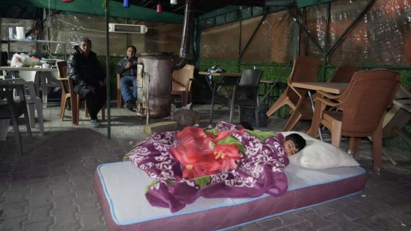 Denizli’de Deprem Korkusu: Sarsıntılar Vatandaşları Sokağa Döktü