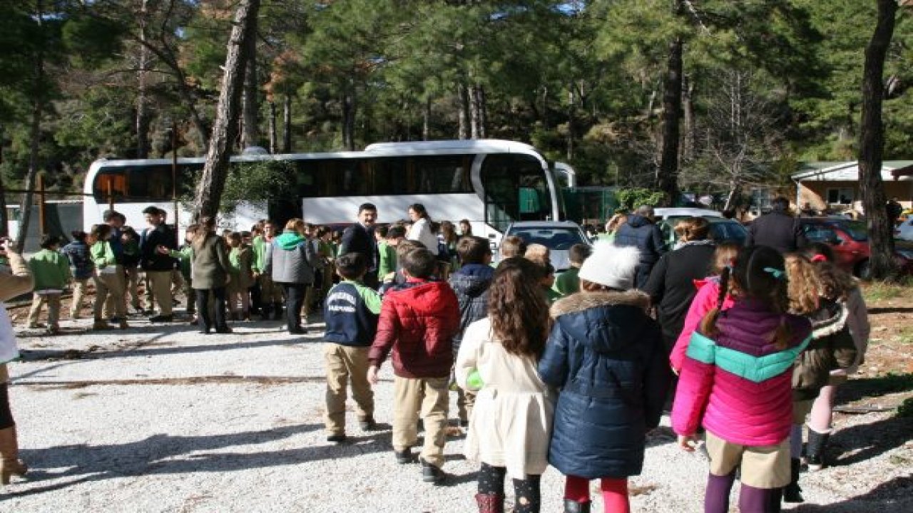 Okul harçlıkları ile barınağa 1 ton mama bağışladılar