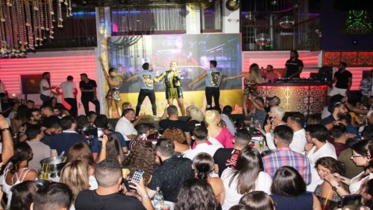 Tatilciler Demet Akalın konserine akın etti