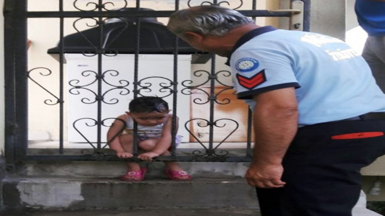 Kafası korkuluklara sıkışan çocuğu itfaiye kurtardı