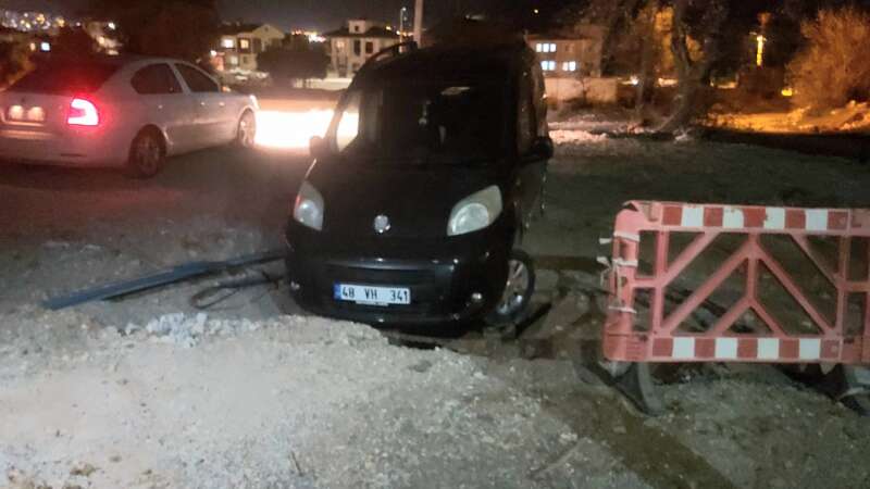 Menteşe’de Levhasız Yol Çalışması: Araç Çukura Düştü