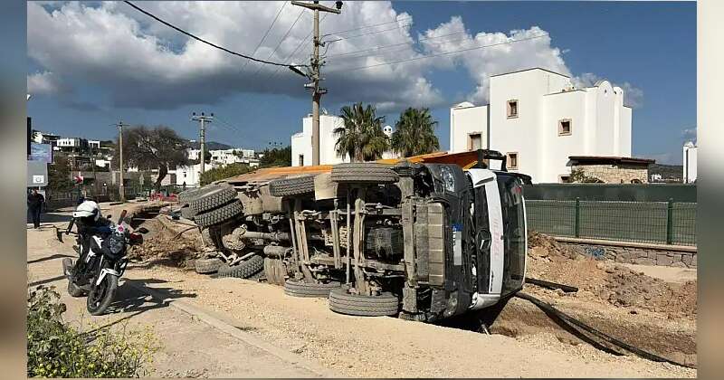 Muğla'da Çalışma Yapılan Yolda Kamyon Devrildi