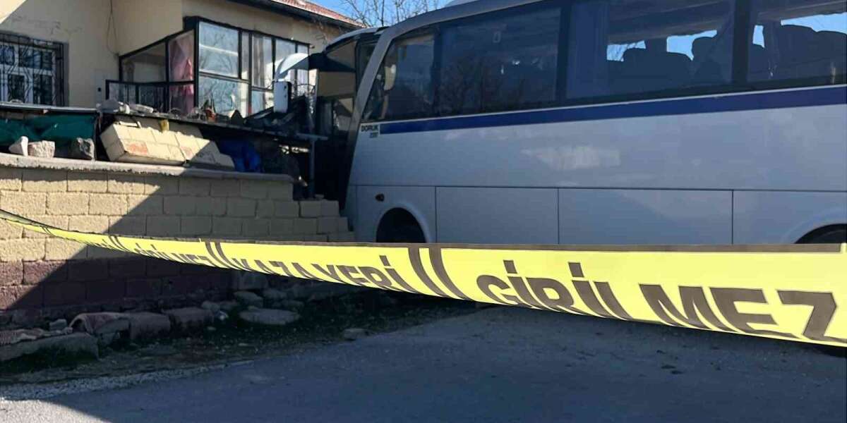 Öğrenci Servisiyle Belediye Otobüsü Çarpıştı: 13 Yaşındaki Ortaokul Öğrencisi Hayatını Kaybetti