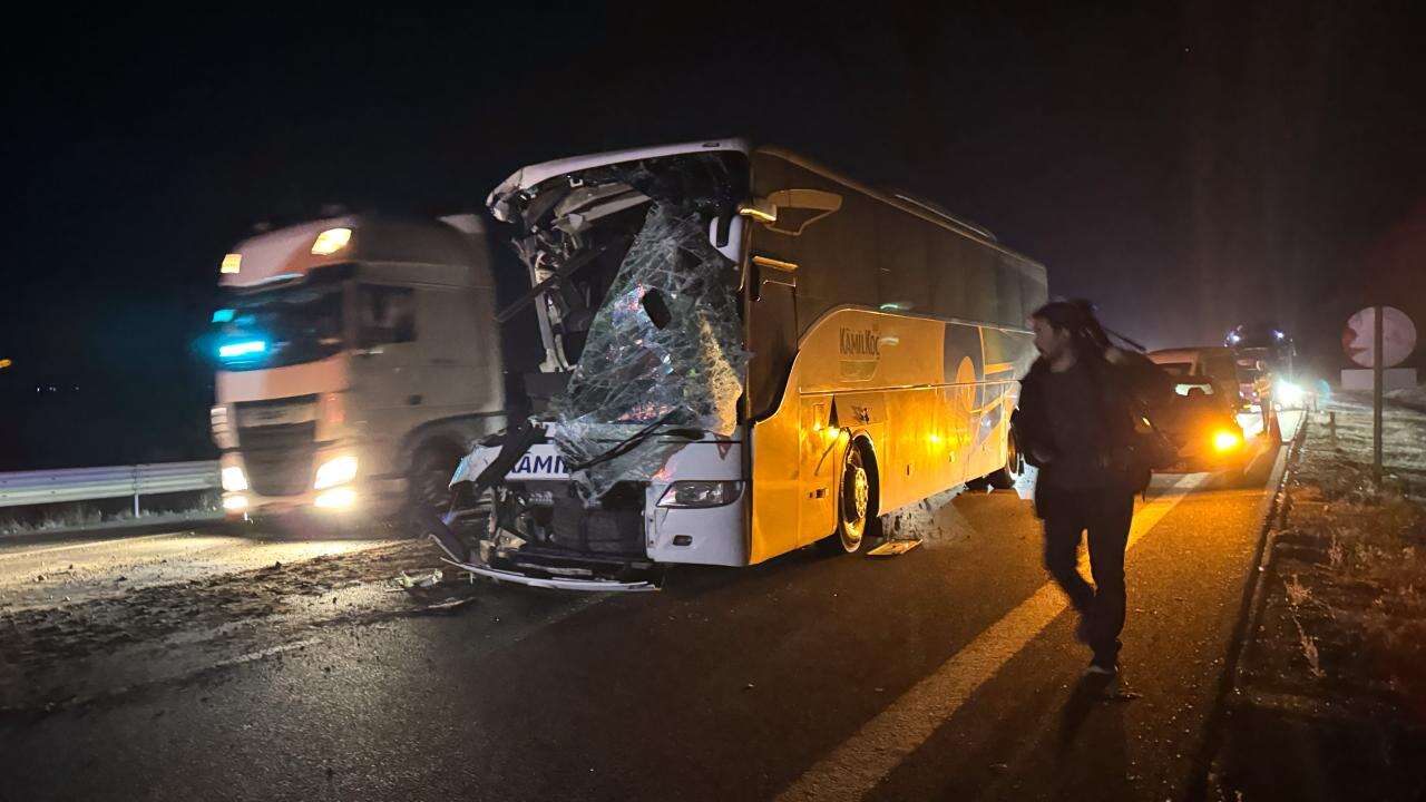 Otoyolda Otobüs İle Çekici Çarpıştı: 1 *lü, 15 Yaralı