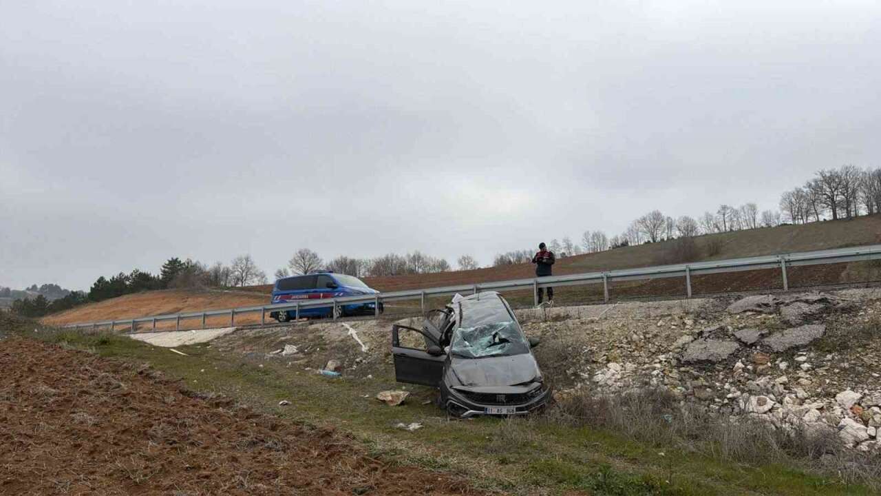 Direksiyon Hâkimiyetini Kaybeden Sürücü Tarlaya Uçtu