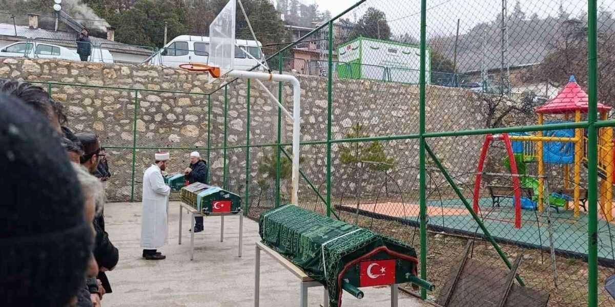 Minibüsün Uçuruma Yuvarlandığı Kazada Ölen 3 Kişi Son Yolculuklarına Uğurlandı