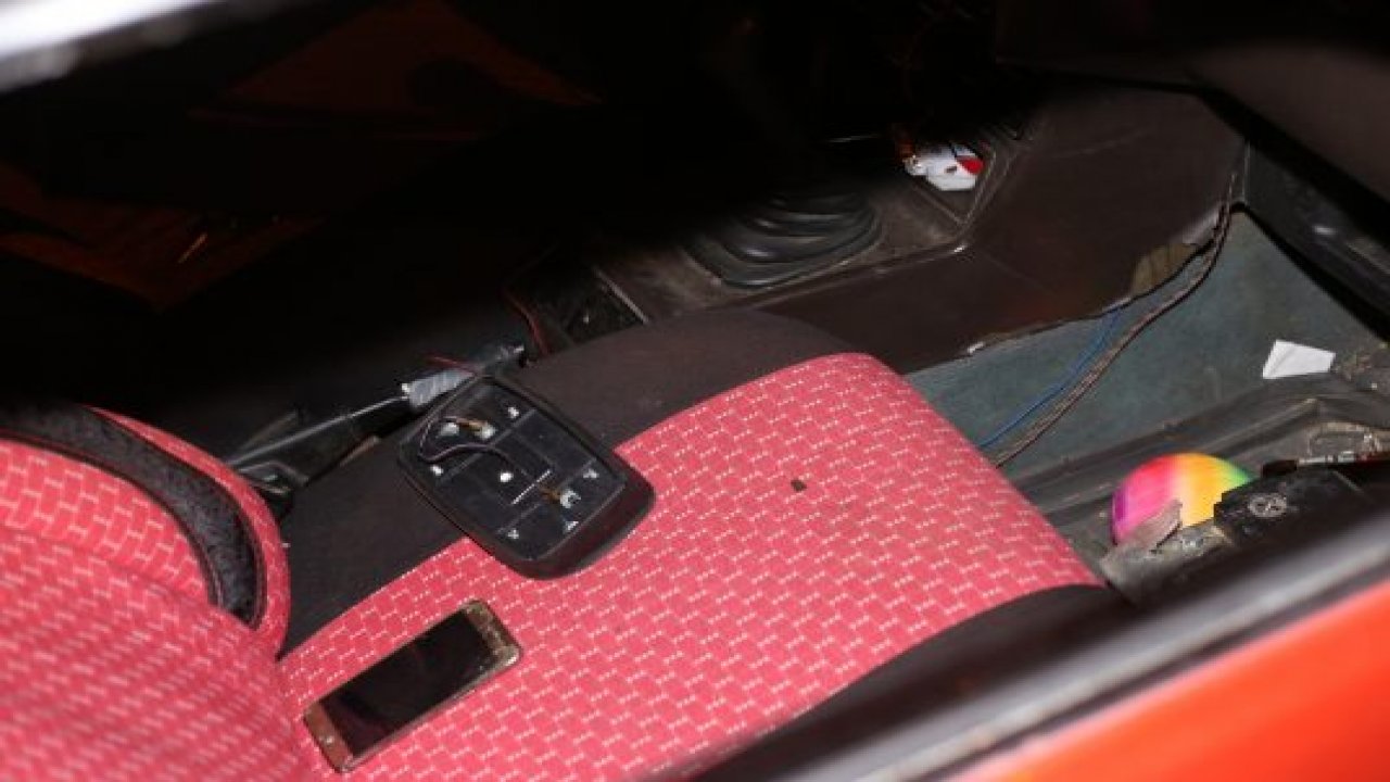 Önündeki araca çarpan sürücü her şeyini bırakıp kaçtı